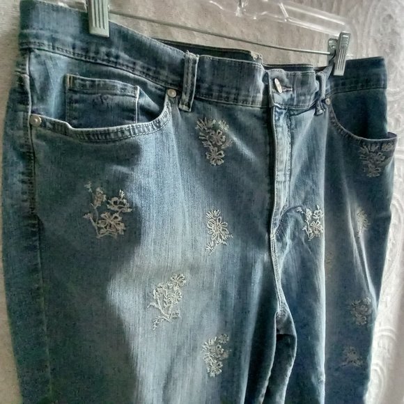Gloria Vanderbilt Amanda Sz 14 Embroidered Cropped Med Wash Denim Jeans  T-326 - Picture 3 of 6